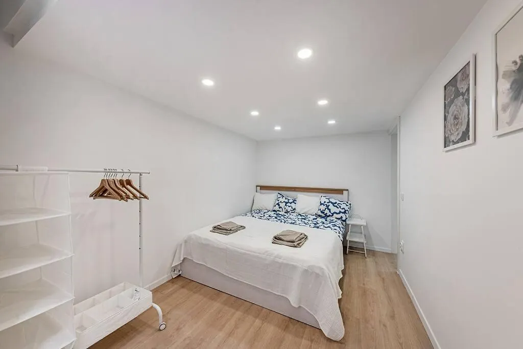 Apartment 2 Bedroom Large Kitchen Flat On M1 Metro Budapest