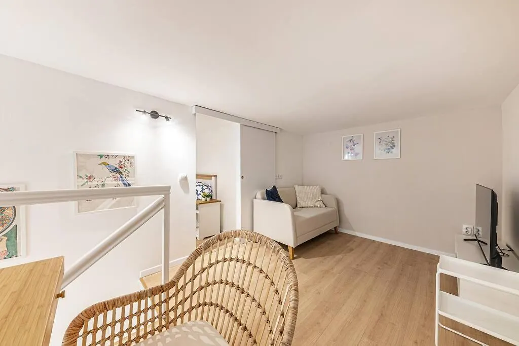 2 Bedroom Large Kitchen Flat On M1 Metro Budapest