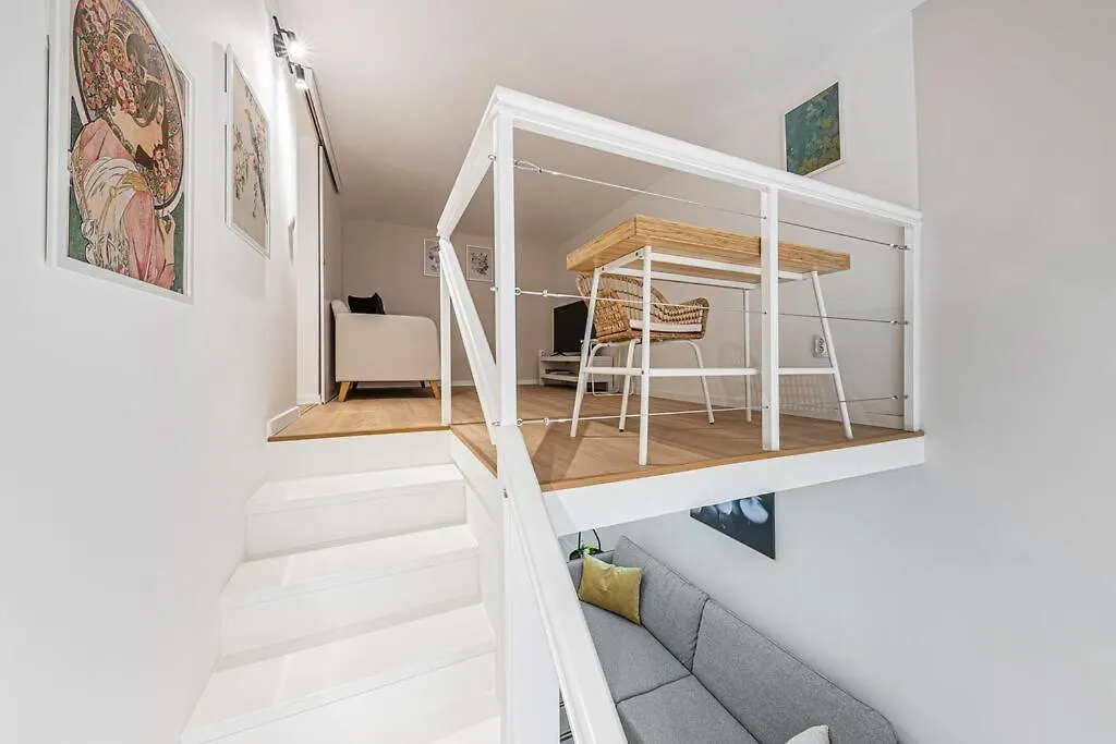 2 Bedroom Large Kitchen Flat On M1 Metro Budapest 0*,