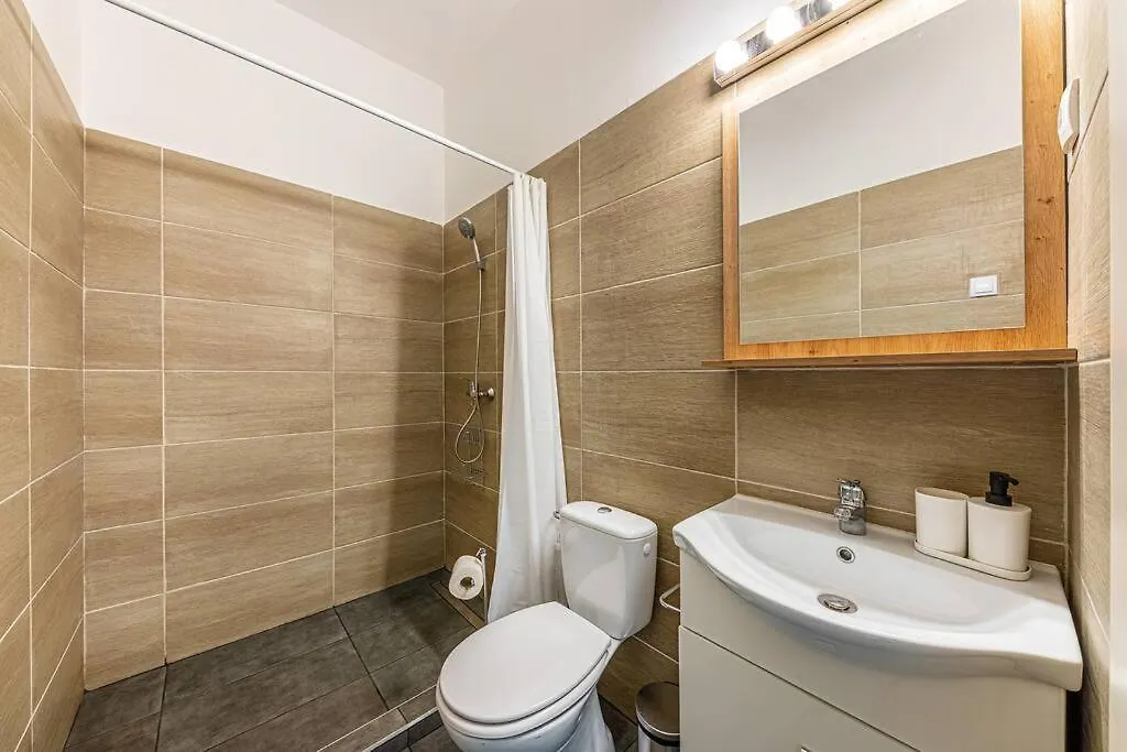 Apartment 2 Bedroom Large Kitchen Flat On M1 Metro Budapest