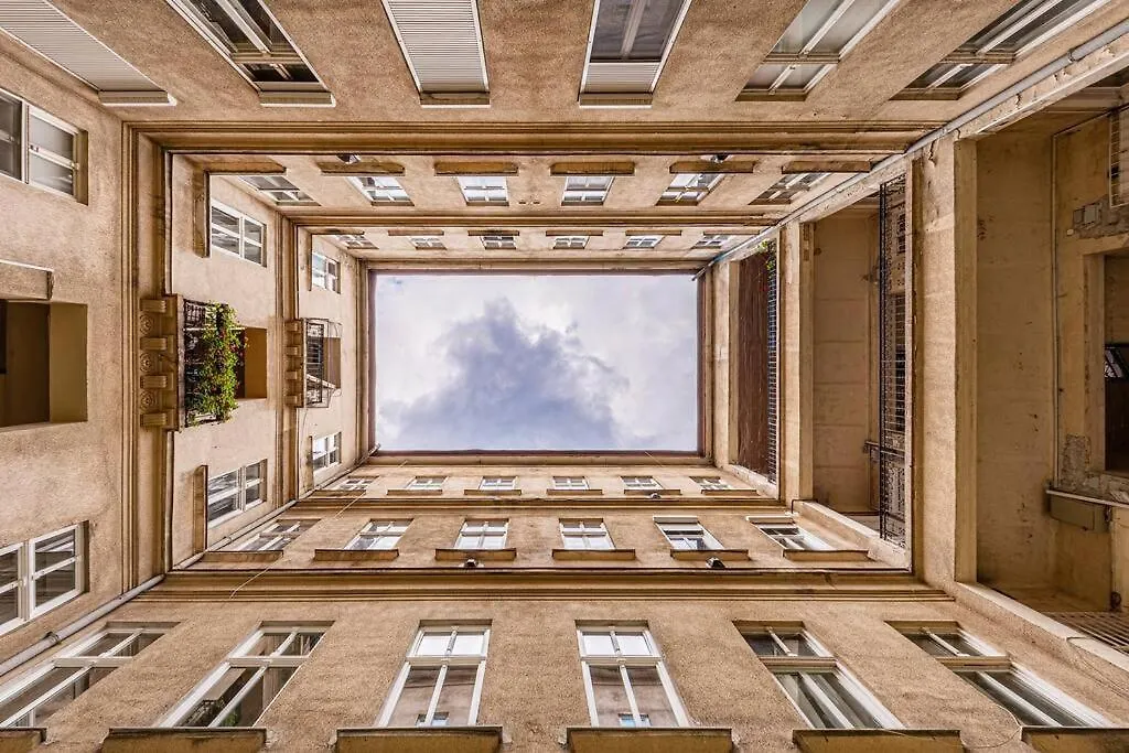 2 Bedroom Large Kitchen Flat On M1 Metro Budapest Hungary