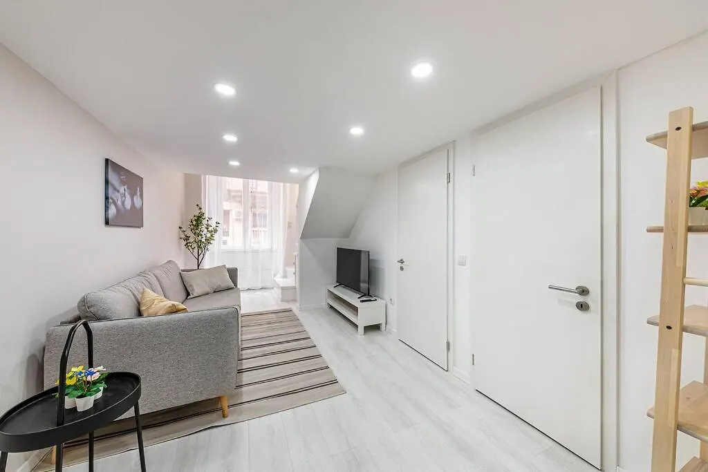 Apartment 2 Bedroom Large Kitchen Flat On M1 Metro Budapest