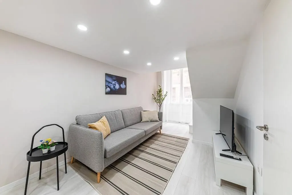 2 Bedroom Large Kitchen Flat On M1 Metro Budapest