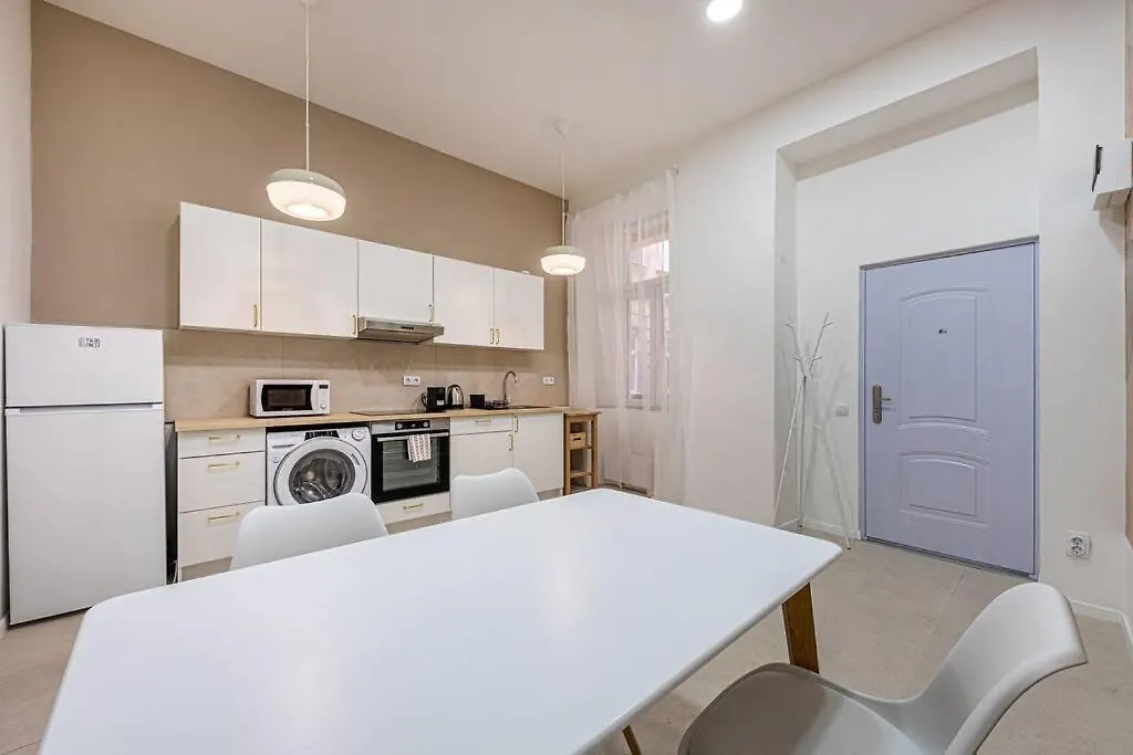 Apartment 2 Bedroom Large Kitchen Flat On M1 Metro Budapest