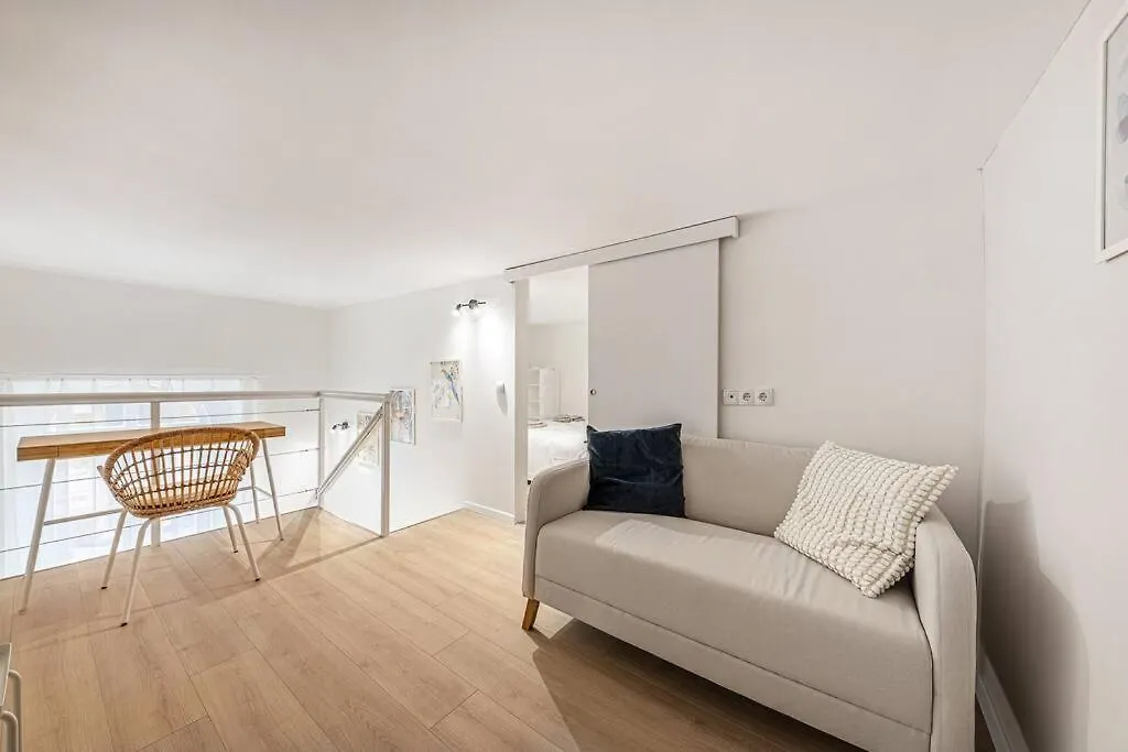 2 Bedroom Large Kitchen Flat On M1 Metro Budapest