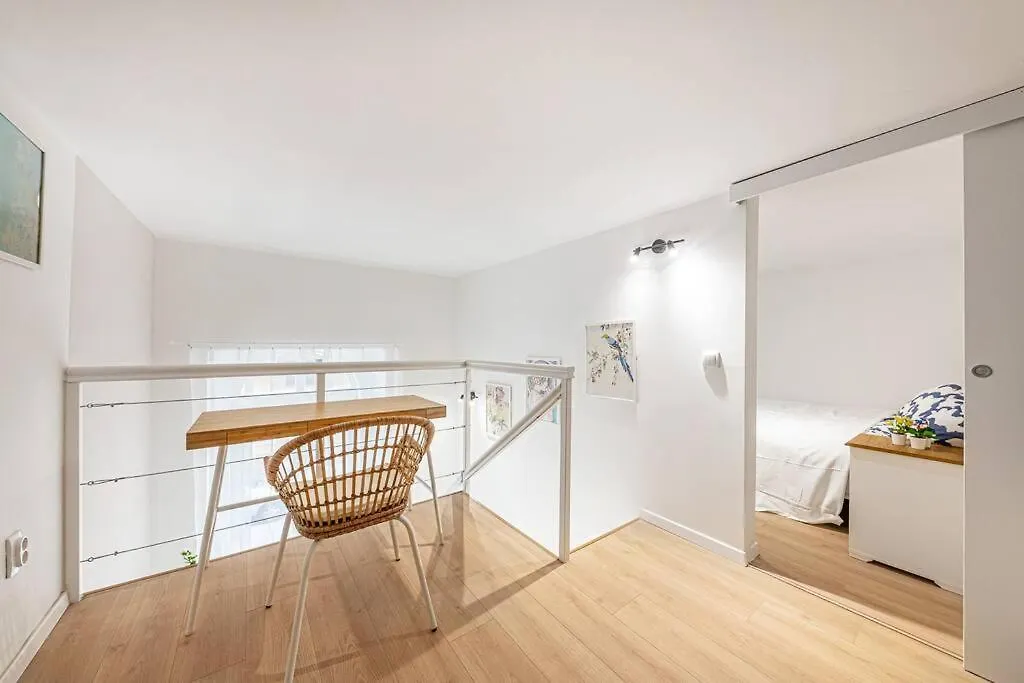2 Bedroom Large Kitchen Flat On M1 Metro Budapest 0*,