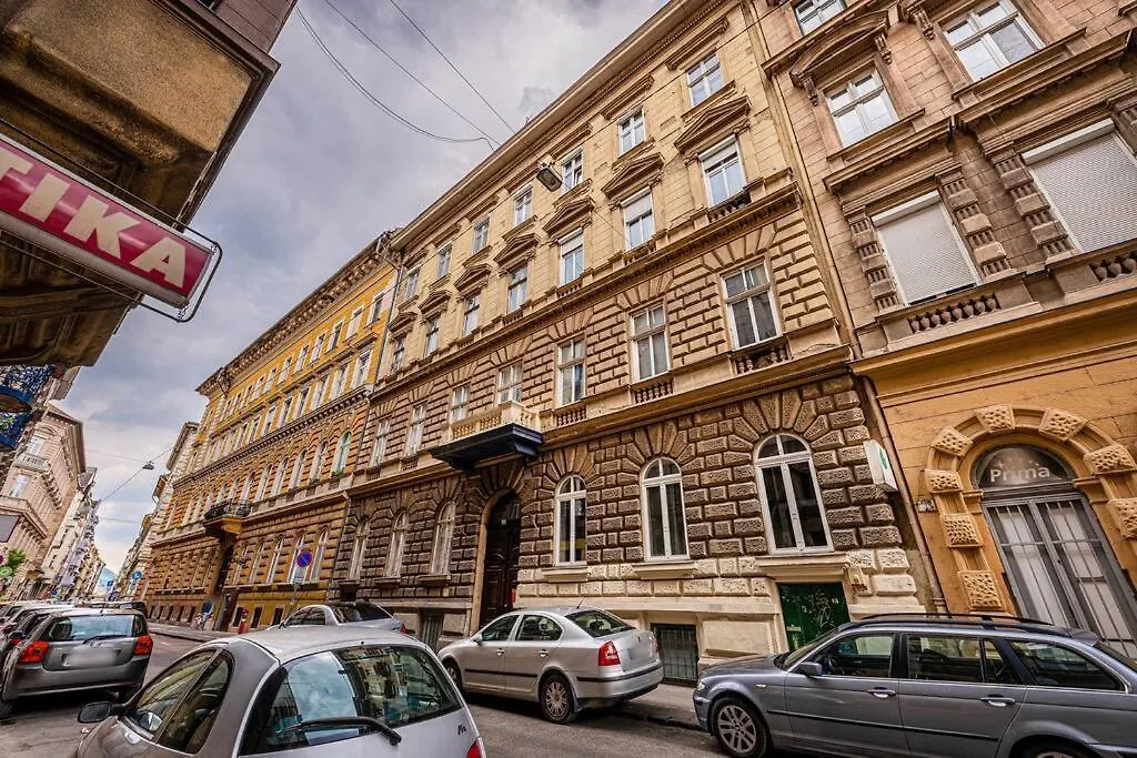 Apartment 2 Bedroom Large Kitchen Flat On M1 Metro Budapest Hungary