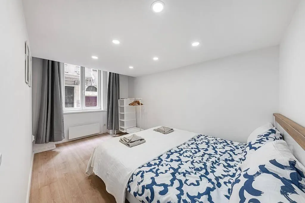 2 Bedroom Large Kitchen Flat On M1 Metro Budapest Ungheria