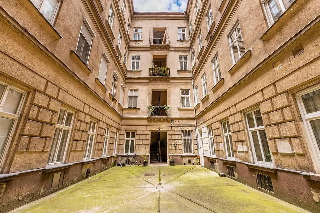 Appartamento 2 Bedroom Large Kitchen Flat On M1 Metro Budapest