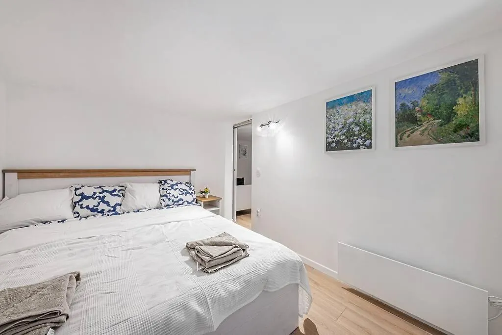 2 Bedroom Large Kitchen Flat On M1 Metro Budapest Appartamento