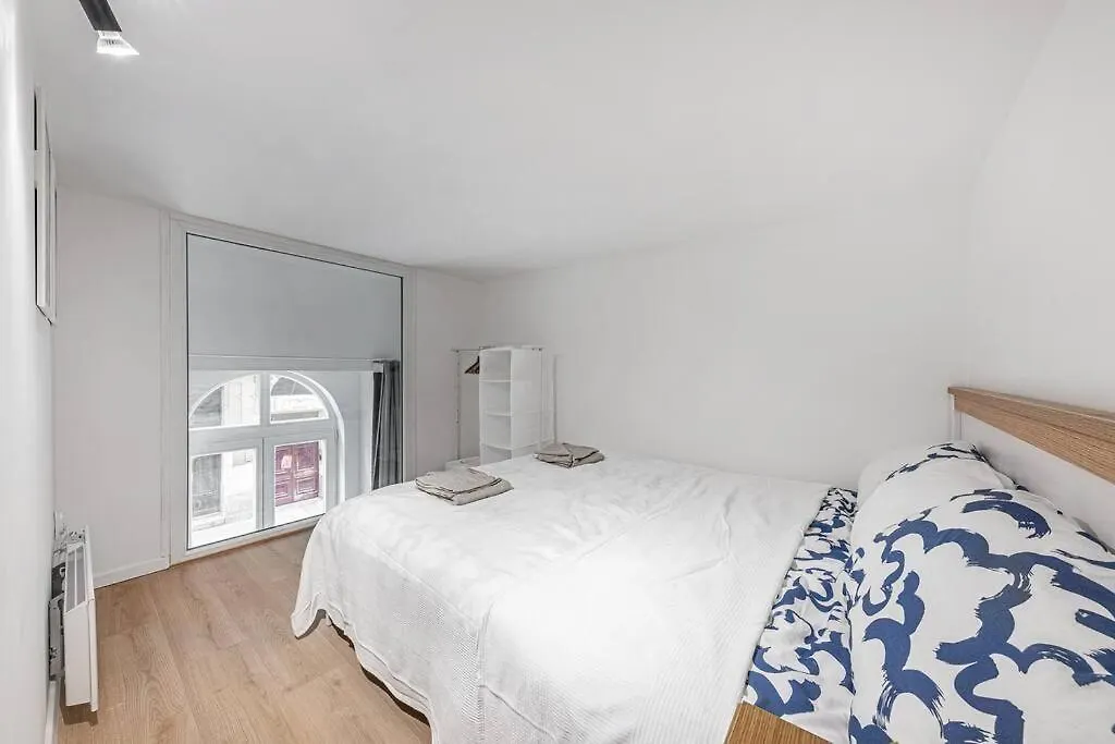2 Bedroom Large Kitchen Flat On M1 Metro Budapest Appartamento